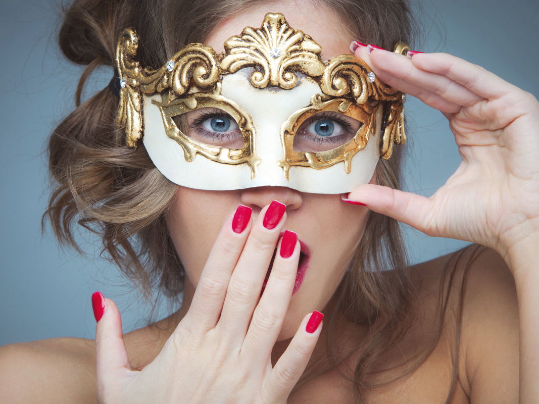 Frau mit Maske