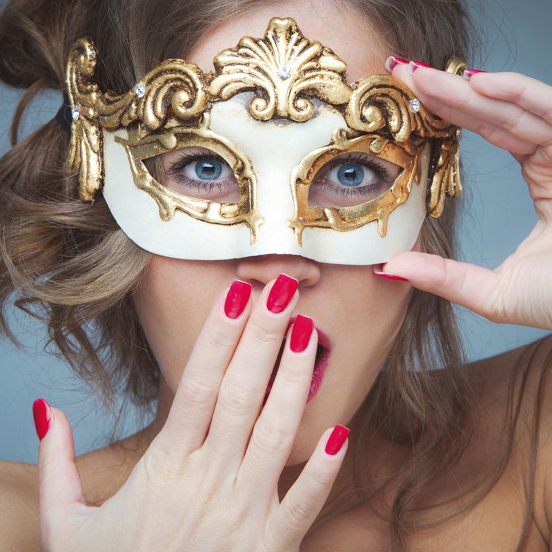 Frau mit Maske