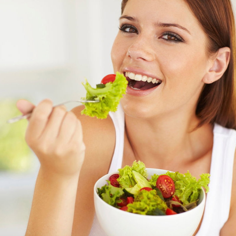 Frau mit Salat