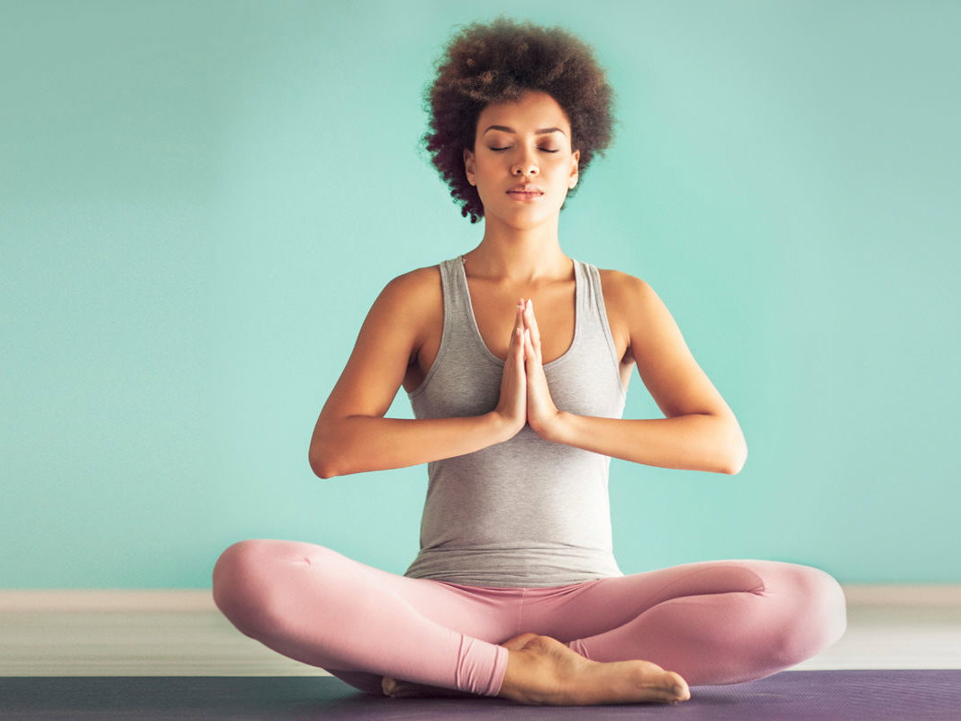 Frau macht Yoga auf Matte