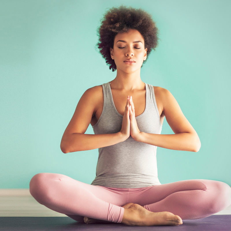 Frau macht Yoga auf Matte