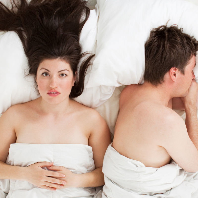 Paar liegt unglücklich im Bett