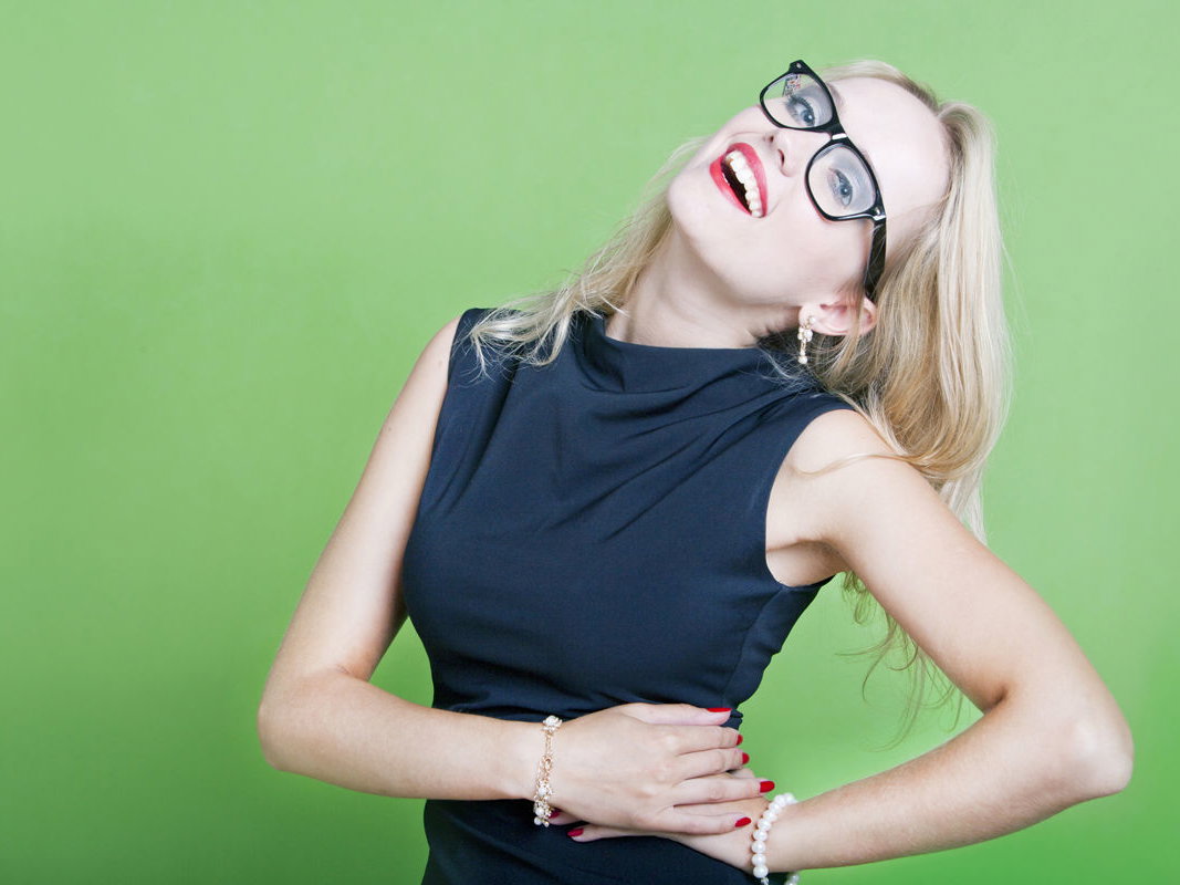 Glückliche Frau mit Brille