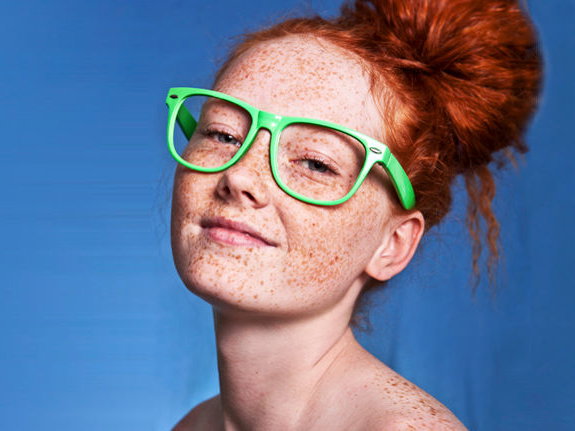 Frau mit roten Haaren und Sommersprossen