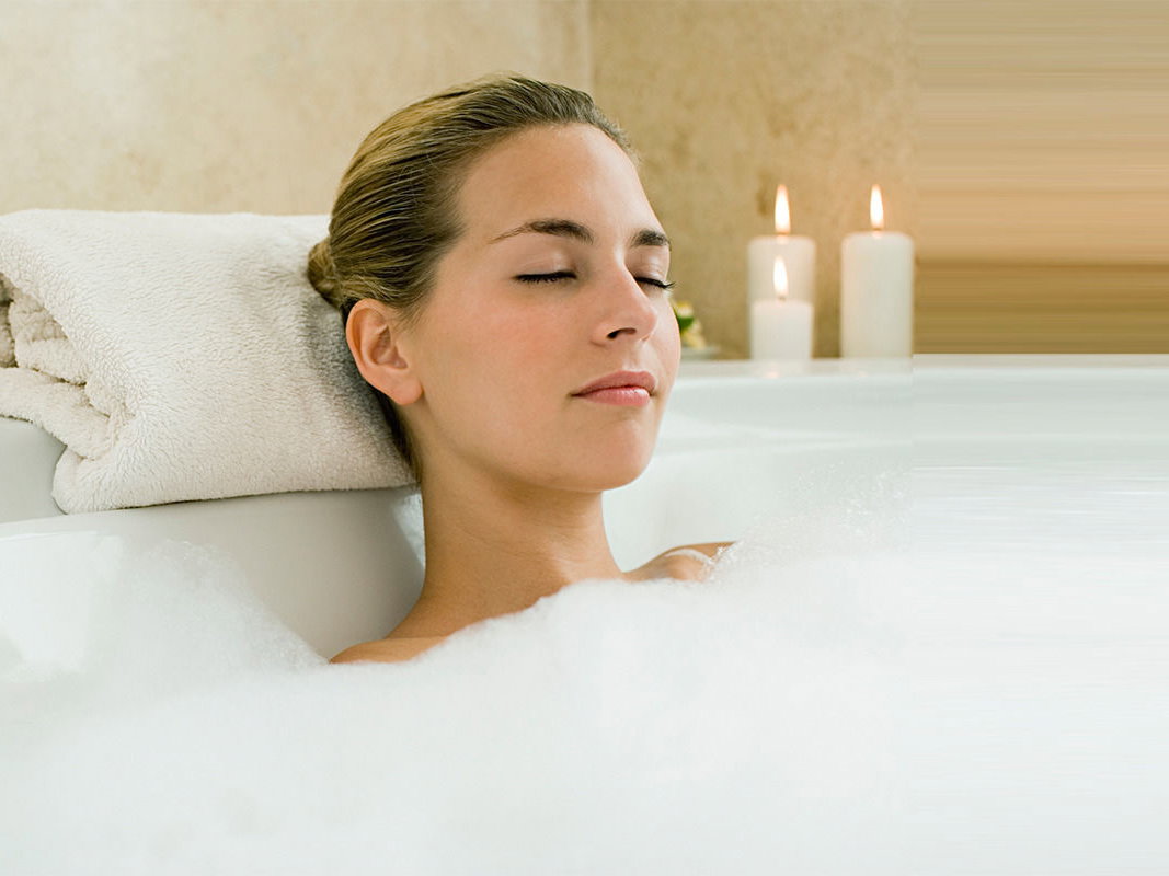 Eine Frau entspannt in der Badewanne
