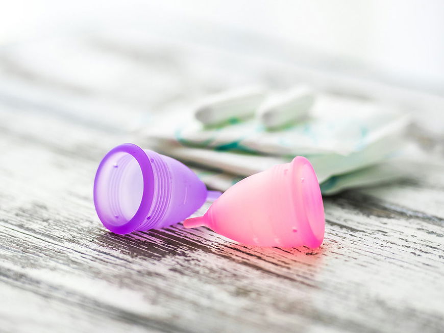 Eine Menstruationstasse ist bunt, nachhaltig und praktisch