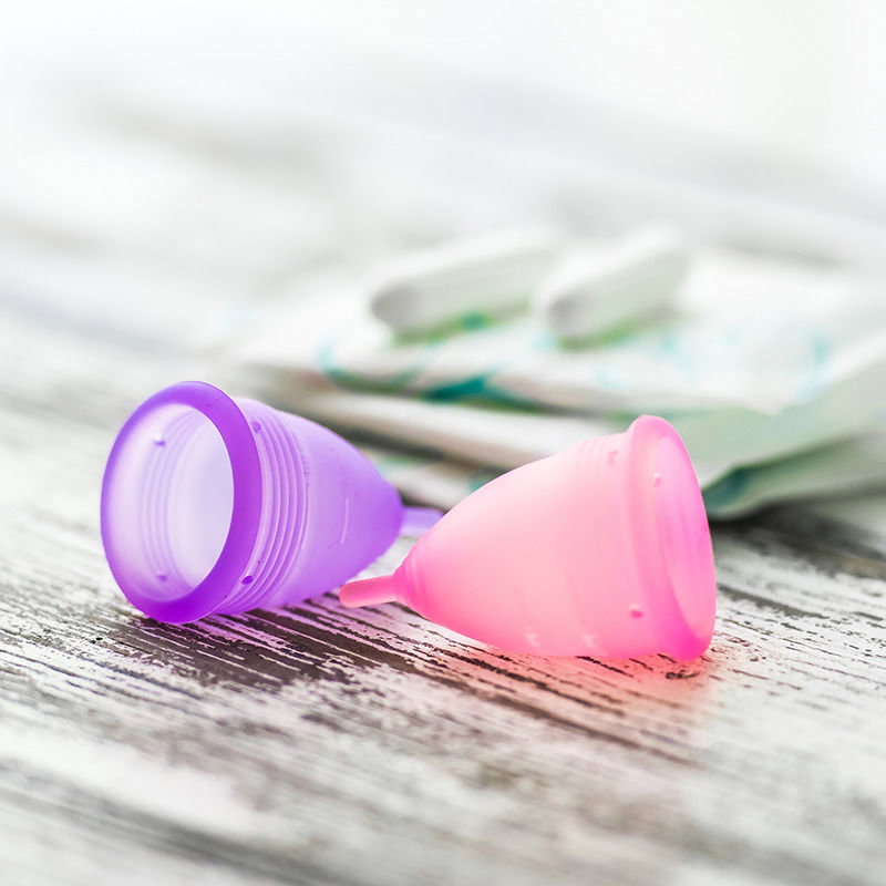 Eine Menstruationstasse ist bunt, nachhaltig und praktisch