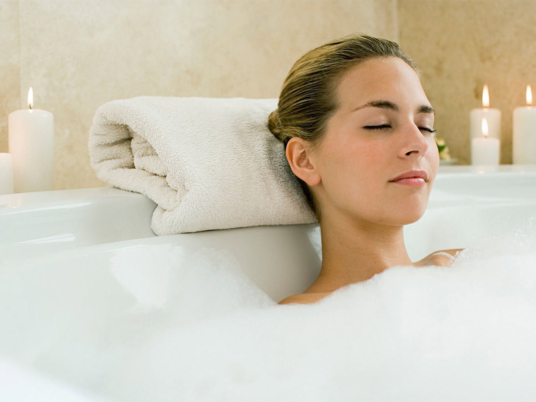 Eine Frau entspannt sich in der Badewanne