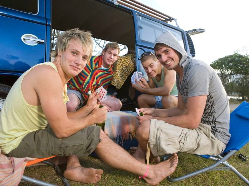 Freunde auf einem Festival