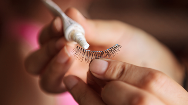 Künstliche Wimpern richtig ankleben