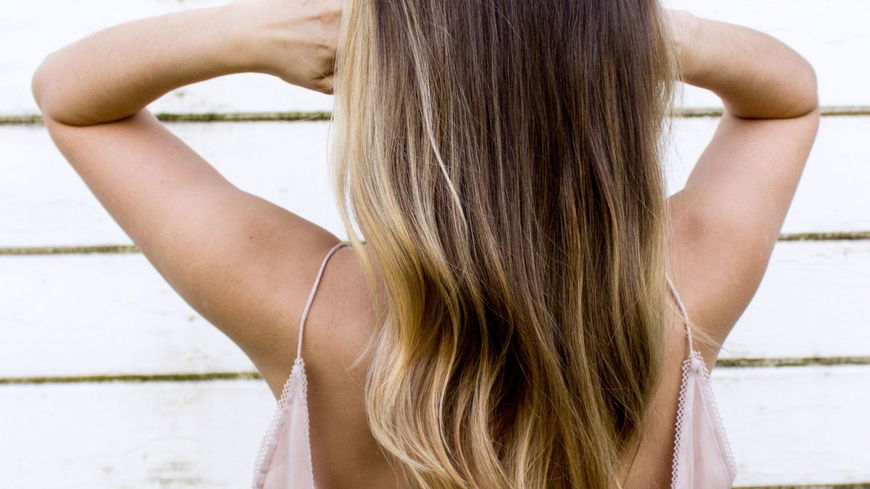 Fettige Haare: Das hilft wirklich!