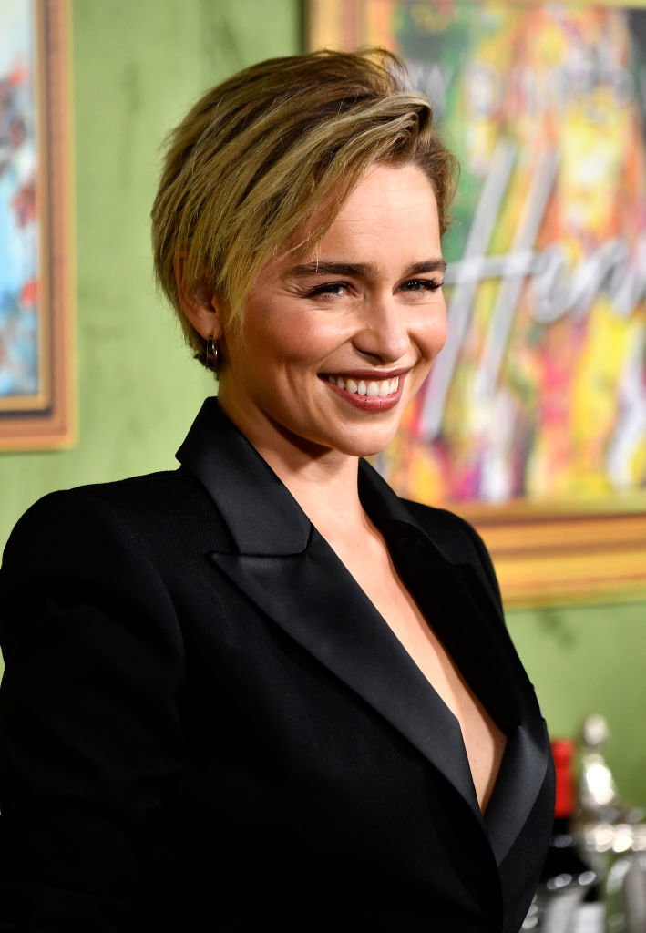 Emilia Clark mit einem Kurzhaarschnitt.