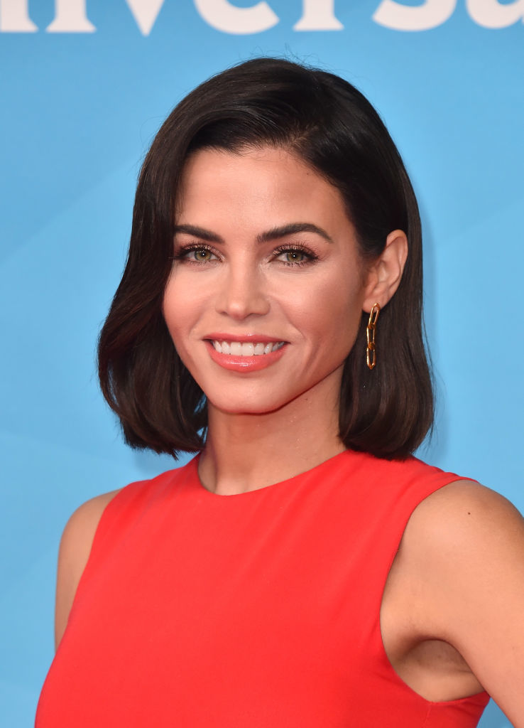 Jenna Dewan mit brauen, schulterlangen Haaren.