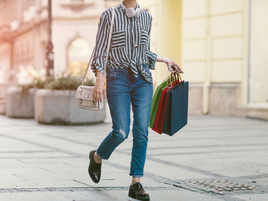 Frauen-Shoppen-Frühjahr
