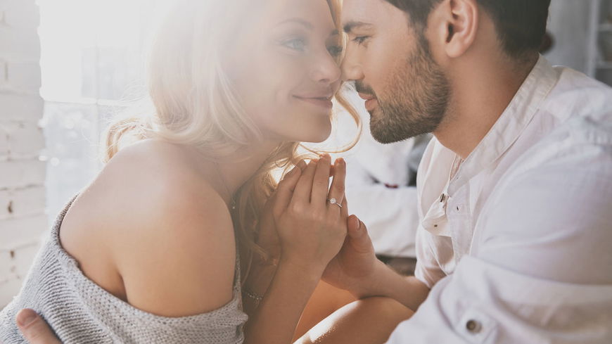 Wirklich? Diese Gesichtsmerkmale lassen uns attraktiver wirken!