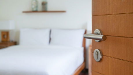 Schlafe nie mit offener Schlafzimmer-Tür