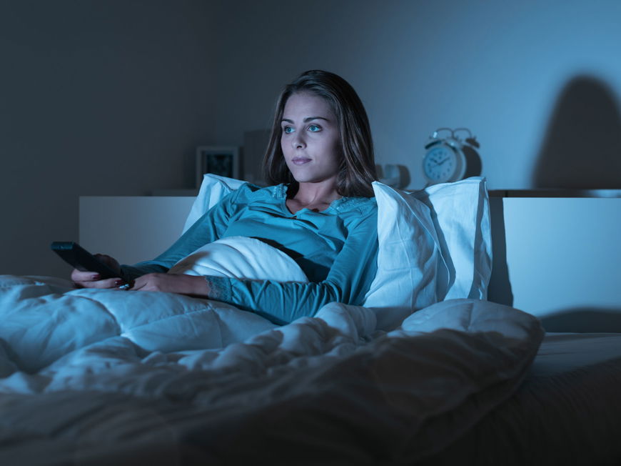 DARUM sollten Frauen nie vor dem TV einschlafen