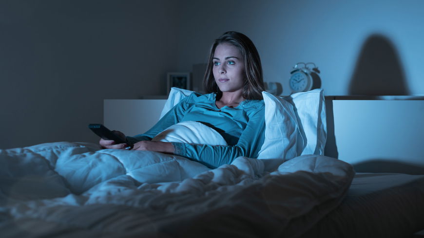 DARUM sollten Frauen nie vor dem TV einschlafen