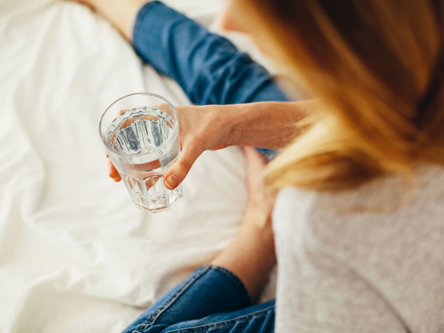 So viel Wasser solltest du pro Tag trinken