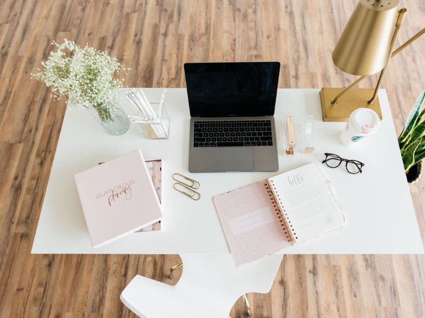 Home Office 2023: Diese Farbe macht dein kleines Arbeitszimmer viel größer