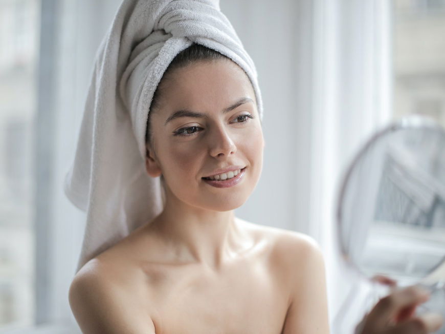 Facelift-Tapes: Das steckt hinter dem Beauty-Trend