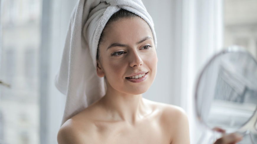 Facelift-Tapes: Das steckt hinter dem Beauty-Trend