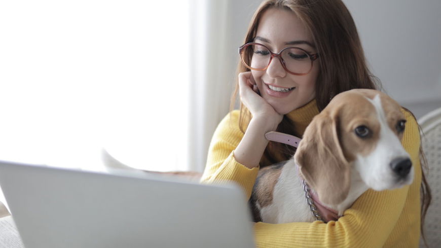 Neue Studie zeigt: Haustiere im Home Office sind gut für die Psyche