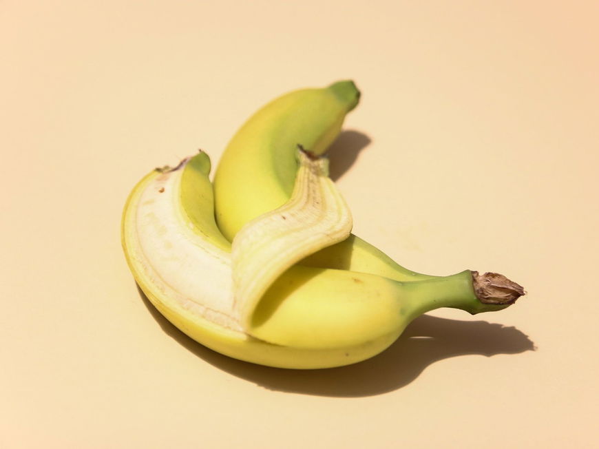 Zwei Bananen liegen aneinander
