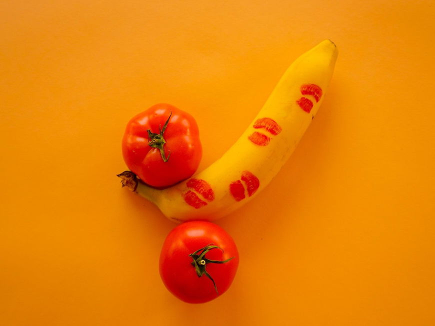 Penis aus Banane und Tomaten