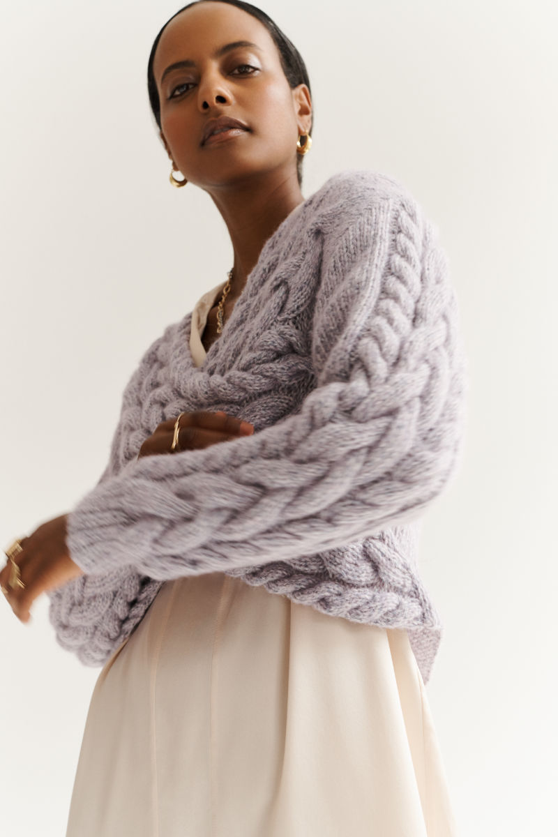 Mustergültig! Der Pullover ist ein echter Eyecatcher und perfekt für alle, die Zopfmuster lieben.