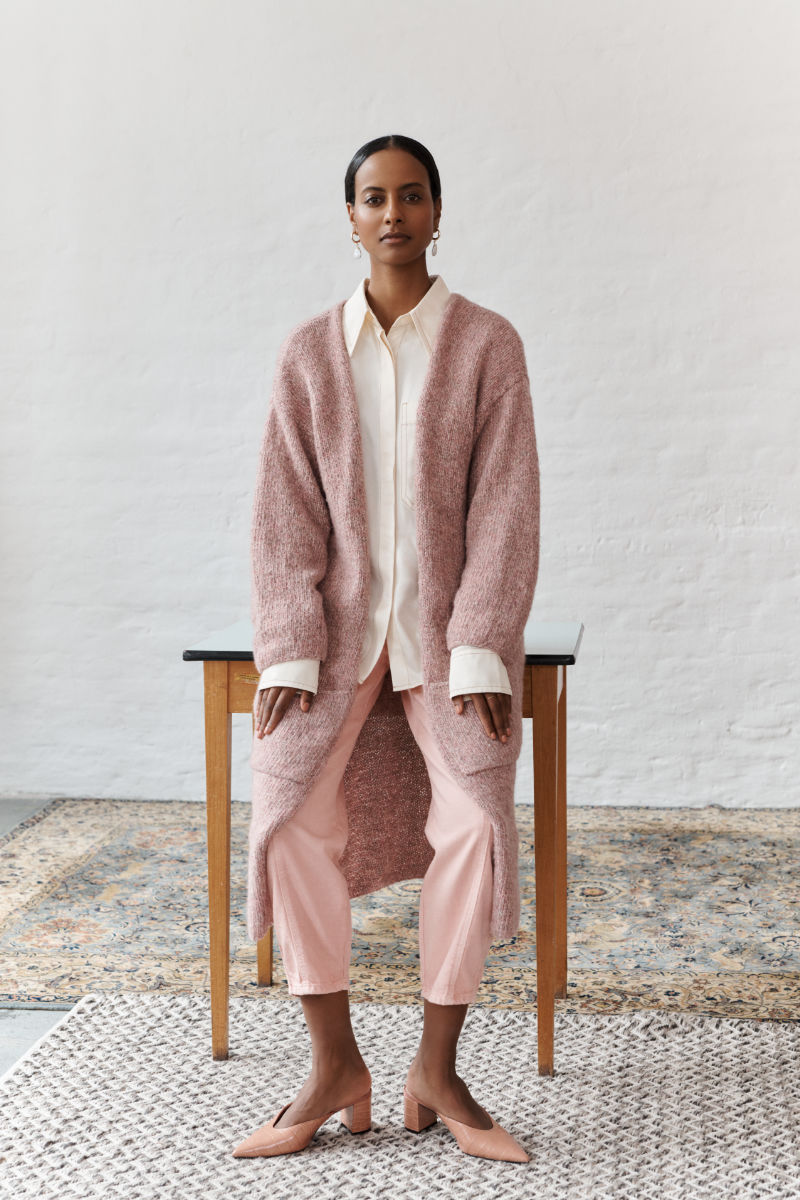 Pastell-Power! Ein langer Strickmantel ist das Must-have in jedem Kleiderschrank und hält uns im Herbst und Winter kuschelig warm.