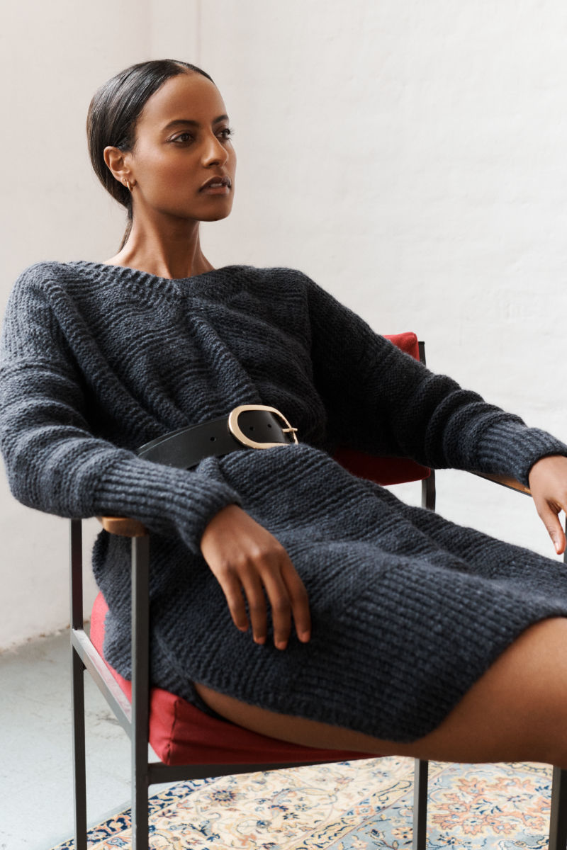Klassisch schön Über der Röhrenjeans oder als Kleid: Der Longpullover mit kraus rechts gestrickten Streifen ist vielseitig – ihn zu fertigen aber etwas knifflig.