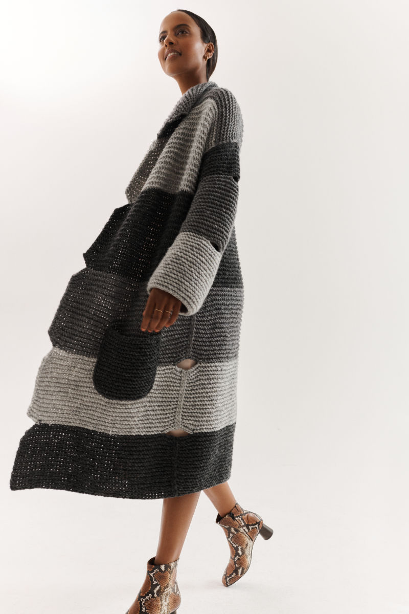 Colour-Blocking Die Kante gezackt, die Nähte durchbrochen und das Muster kraus rechts verschränkt gestrickt: Strick-Profis werden an diesem Winterbegleiter Freude haben.