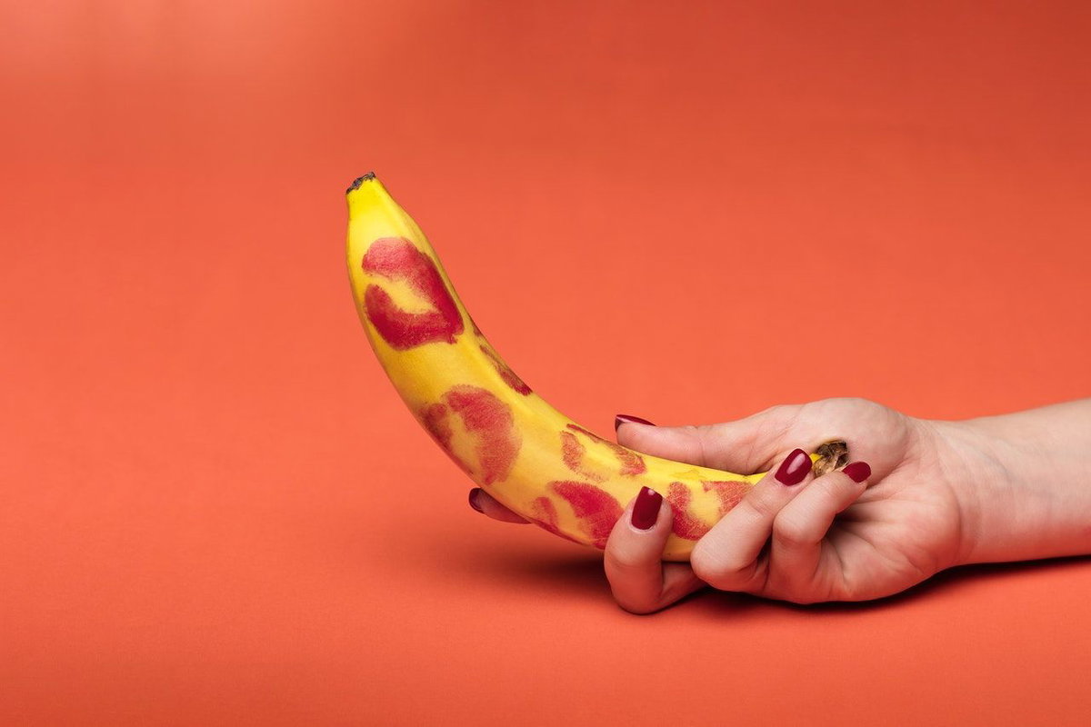 Banane mit Kussmundabdruck